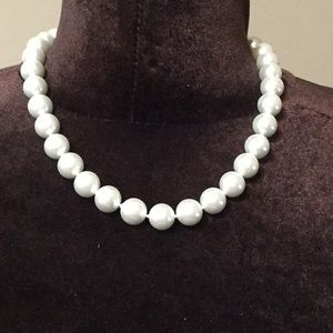 Faux pearl necklace with magnetic closure